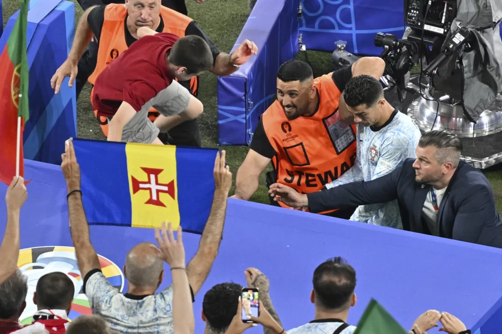 A fan almost fell on Cristiano Ronaldo's head after the Georgia-Portugal match - Socceronlinew